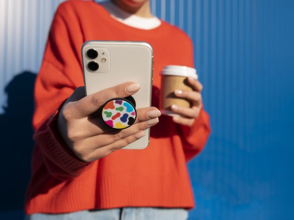 A tendência dos Popsockets personalizados