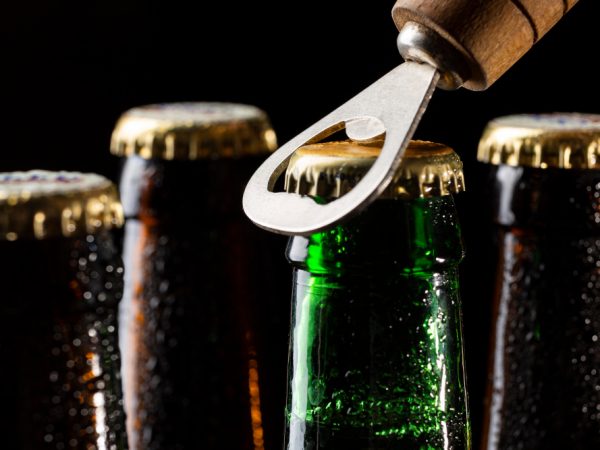 Abridores de garrafa personalizados: utilidade e originalidade em um único brinde